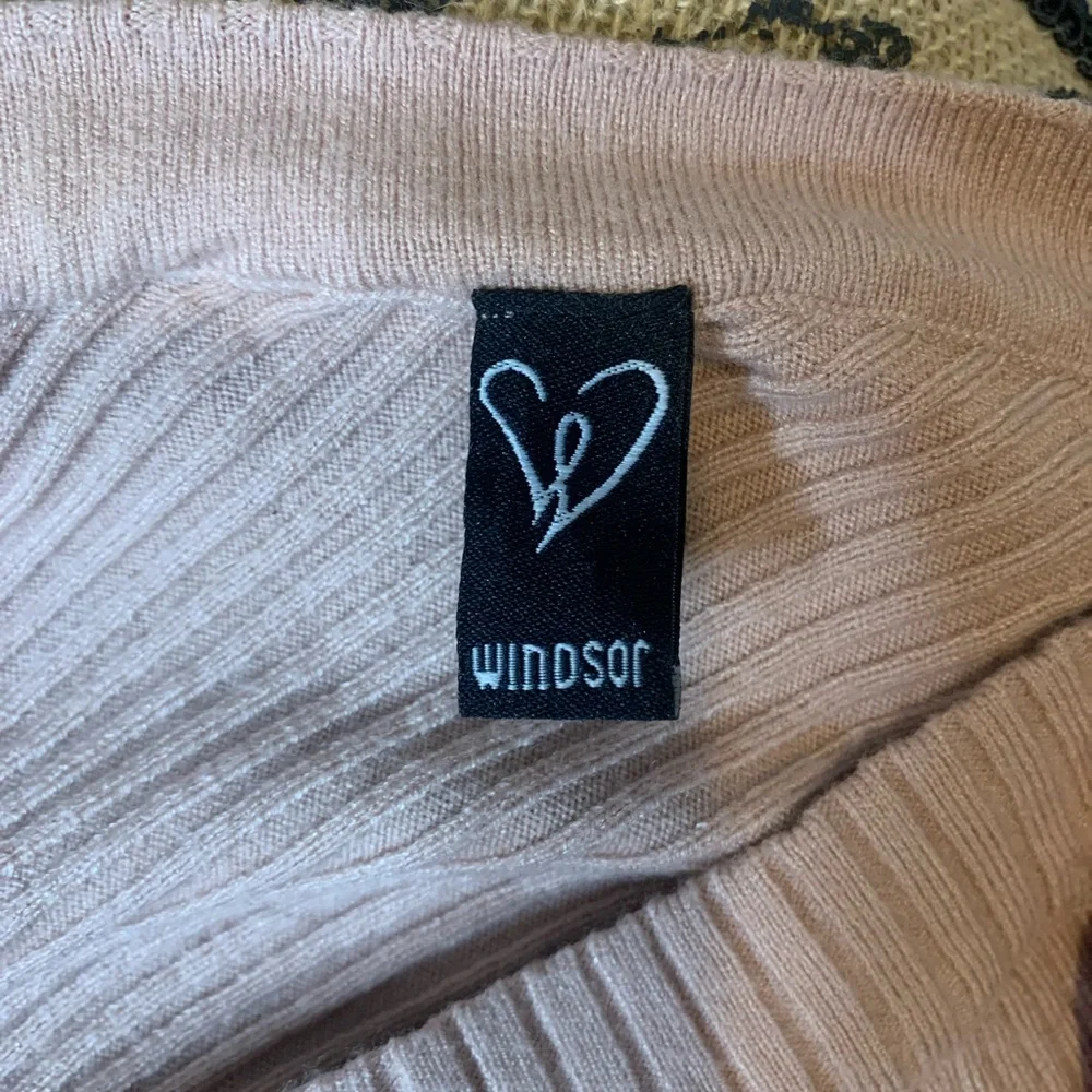 Pink Ribbed V-Neck Sweater - Picture 7 of 7